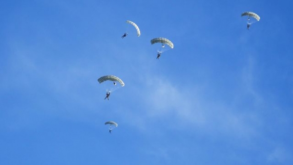 Мы пойдем Севморпутем: спецназ отрабатывает парашютирование на острова