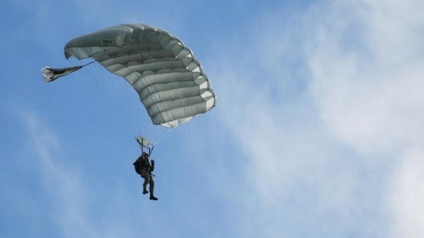 Мы пойдем Севморпутем: спецназ отрабатывает парашютирование на острова