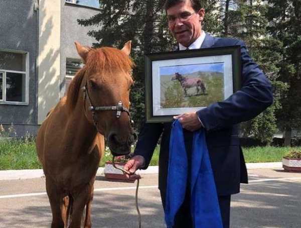 США "подбираются" к Монголии – на память фотография лошади